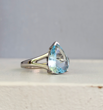 Load image into Gallery viewer, Aquamarine teardrop 💧 9ct white gold ring
