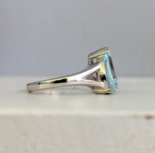 Load image into Gallery viewer, Aquamarine teardrop 💧 9ct white gold ring
