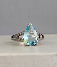 Load image into Gallery viewer, Aquamarine teardrop 💧 9ct white gold ring
