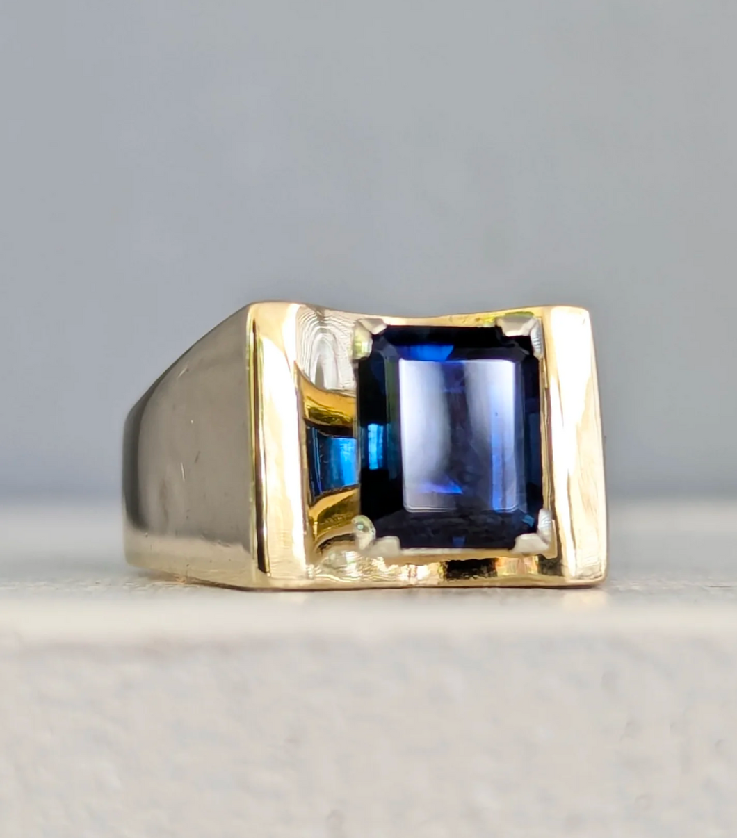 Vivid Natural blue Australian sapphire in vintage 9ct yellow gold