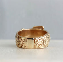 Load image into Gallery viewer, Vintage Engraved Diamond buckle ring 9ct
