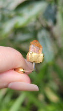 Load and play video in Gallery viewer, Authentic Andrew Grima 'Rock Revival' c1970 Citrine Crystal and 18ct Yellow Gold Stick Pin.
