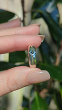 Load and play video in Gallery viewer, Bi-colour Australian sapphire in vintage sterling silver band
