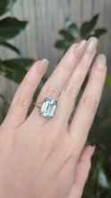 Load and play video in Gallery viewer, Vintage aquamarine cocktail ring c1960s in 9ct yellow gold.
