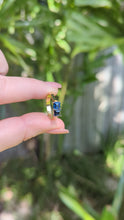 Load and play video in Gallery viewer, Blue sapphire vintage Australian toi et moi 18ct gold
