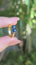 Load and play video in Gallery viewer, Blue sapphire vintage Australian toi et moi 18ct gold
