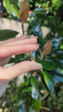 Load and play video in Gallery viewer, Bi-colour Australian sapphire in vintage sterling silver band
