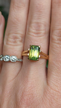 Load and play video in Gallery viewer, Huge 4.79ct Australian Parti sapphire in heavy 18ct yellow gold
