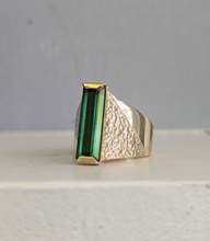 Load image into Gallery viewer, Vintage 1970s Brutalist tourmaline ring 9ct yellow gold
