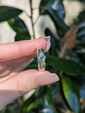 Load image into Gallery viewer, Bi-colour Australian sapphire in vintage sterling silver band
