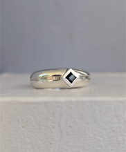 Load image into Gallery viewer, Bi-colour Australian sapphire in vintage sterling silver band
