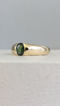 Load image into Gallery viewer, Forrest green vintage sapphire ring 9ct
