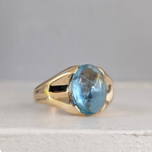 Load image into Gallery viewer, Glowing Aquamarine cabochon in vintage 9ct yellow gold
