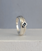 Load image into Gallery viewer, Bi-colour Australian sapphire in vintage sterling silver band
