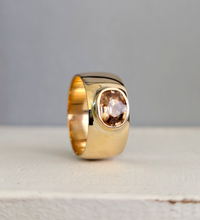 Load image into Gallery viewer, Sumptuous Harts Ranges zircon in wide vintage 9ct band
