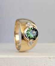Load image into Gallery viewer, Glowing 2.05ct Australian parti sapphire &amp; diamond 9ct band c1980s
