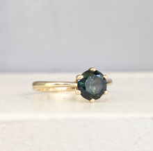 Load image into Gallery viewer, Vintage Parti sapphire solitaire ring in 9ct yellow gold
