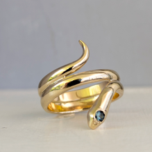 Load image into Gallery viewer, Serious serpent ring with parti sapphire 14k yellow gold
