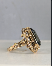 Load image into Gallery viewer, Mid century green spinel in 8ct yellow gold
