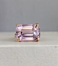 Load image into Gallery viewer, Vintage Russian lavender kunzite ring in rose gold 14ct
