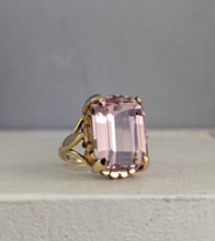 Load image into Gallery viewer, Breathtaking blush pink kunzite c1960s in 9ct
