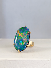Load image into Gallery viewer, Impressive vintage opal triplet in 9ct
