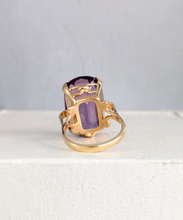 Load image into Gallery viewer, Vivid Amethyst ring c1967 UK 9ct yellow gold
