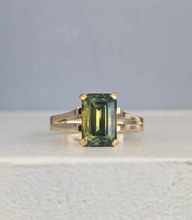 Load image into Gallery viewer, Huge 4.79ct Australian Parti sapphire in heavy 18ct yellow gold
