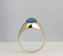 Load image into Gallery viewer, Aquamarine Cabochon signet in vintage 9ct yellow gold
