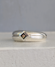 Load image into Gallery viewer, Bi-colour Australian sapphire in vintage sterling silver band
