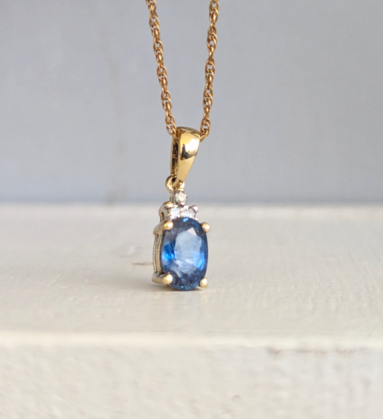 Bright natural blue sapphire in vintage 9ct yellow gold pendant