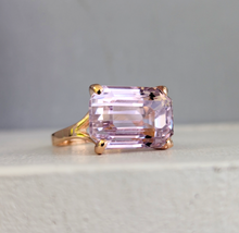Load image into Gallery viewer, Vintage Russian lavender kunzite ring in rose gold 14ct
