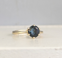 Load image into Gallery viewer, Vintage Parti sapphire solitaire ring in 9ct yellow gold
