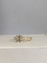 Load image into Gallery viewer, Vintage zircon trilogy in 9ct yellow gold
