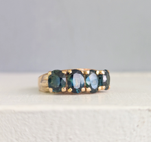 Load image into Gallery viewer, Incredible Vintage Australian Parti Sapphire ring 14ct yellow gold
