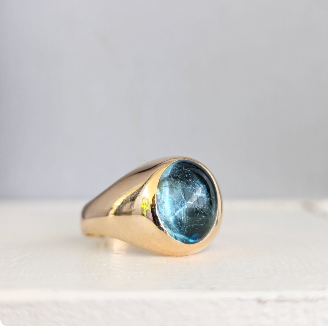 Aquamarine Cabochon signet in vintage 9ct yellow gold