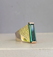 Load image into Gallery viewer, Vintage 1970s Brutalist tourmaline ring 9ct yellow gold
