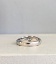 Load image into Gallery viewer, Vintage hammerset diamond in 9ct white gold
