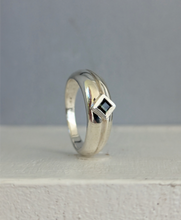 Load image into Gallery viewer, Bi-colour Australian sapphire in vintage sterling silver band
