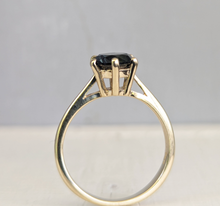 Load image into Gallery viewer, Vintage Parti sapphire solitaire ring in 9ct yellow gold
