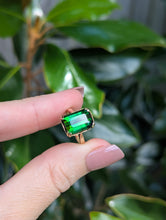 Load image into Gallery viewer, Vintage chrome Tourmaline in 9ct yellow gold.
