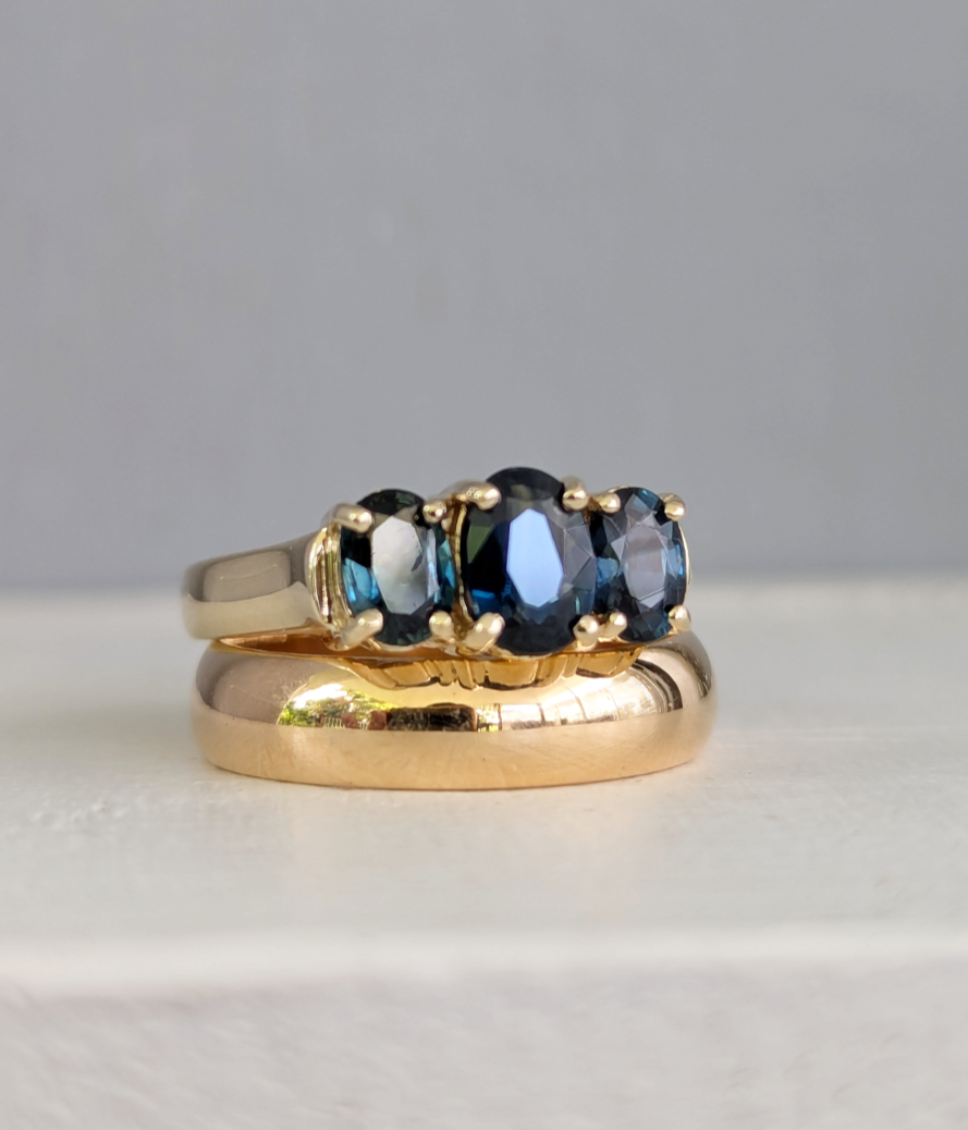 Peacock blue parti trilogy in vintage 9ct yellow gold