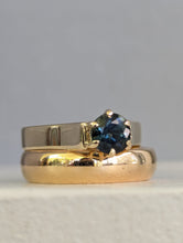 Load image into Gallery viewer, Peacock blue parti sapphire 9ct yellow gold vintage
