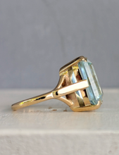Load image into Gallery viewer, Vintage aquamarine cocktail ring c1960s in 9ct yellow gold.
