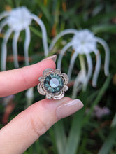 Load image into Gallery viewer, Green spinel flower wirework ring mid century silver
