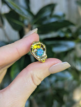 Load image into Gallery viewer, Aphrodite 1930s East West seashell sapphire ring
