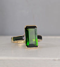 Load image into Gallery viewer, Tantalising vintage tourmaline ring in 14ct yellow gold
