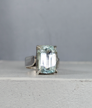Load image into Gallery viewer, Pale blue 8ct aquamarine in chunky vintage silver
