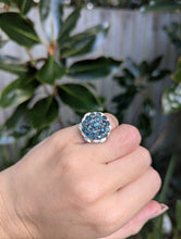 Load image into Gallery viewer, Vintage c1970s Australian parti sapphire flower cluster in silver.
