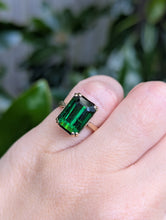 Load image into Gallery viewer, Vintage chrome Tourmaline in 9ct yellow gold.
